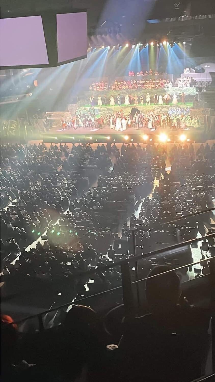 満員の客席とステージ全景
