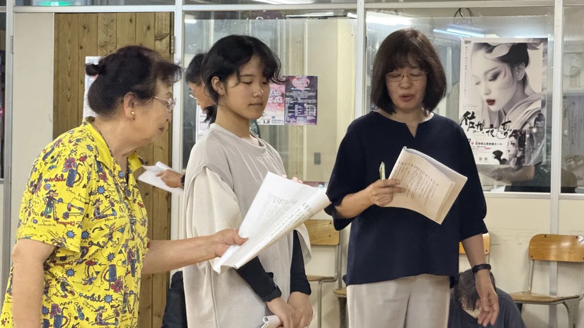 稽古場で台本を読む県民キャスト