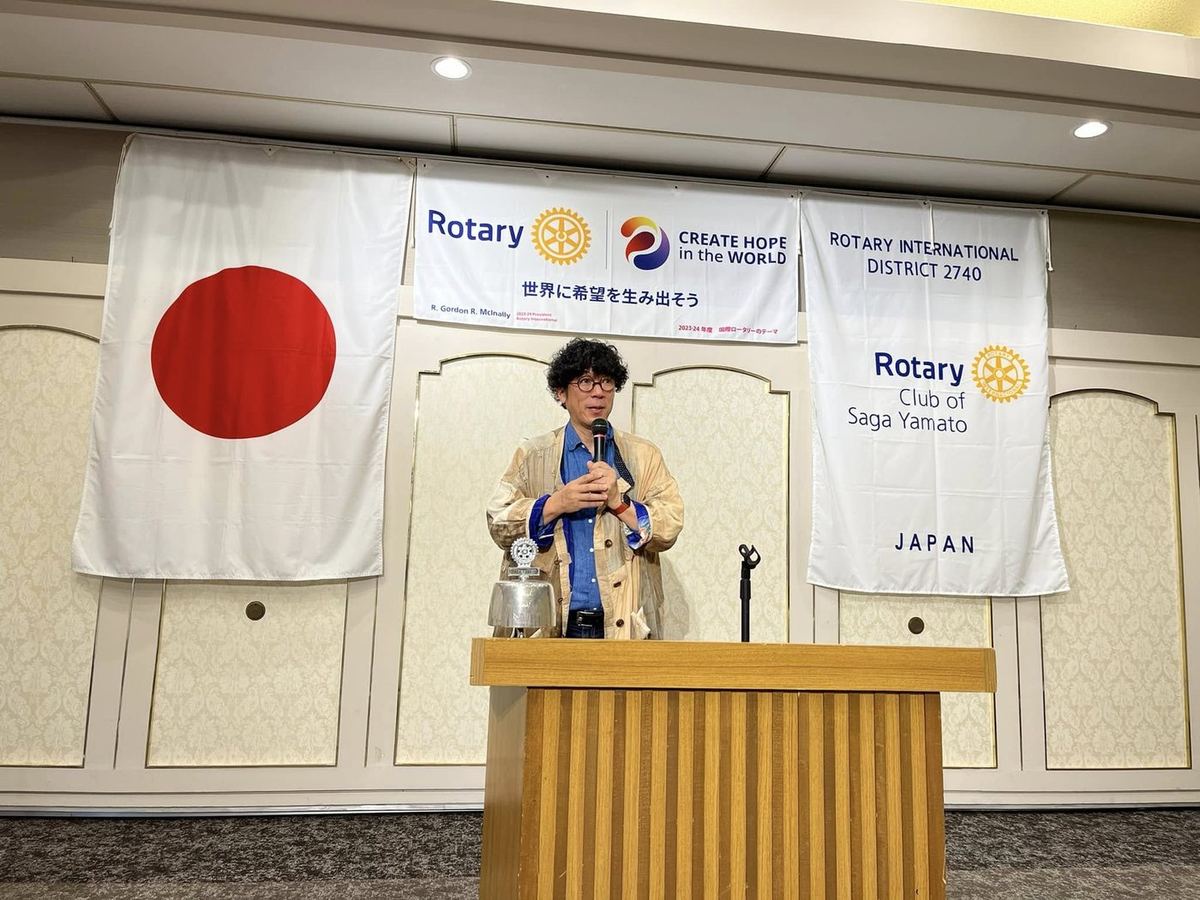 佐賀大和ロータリークラブ例会で講演する栗原誠治さん
