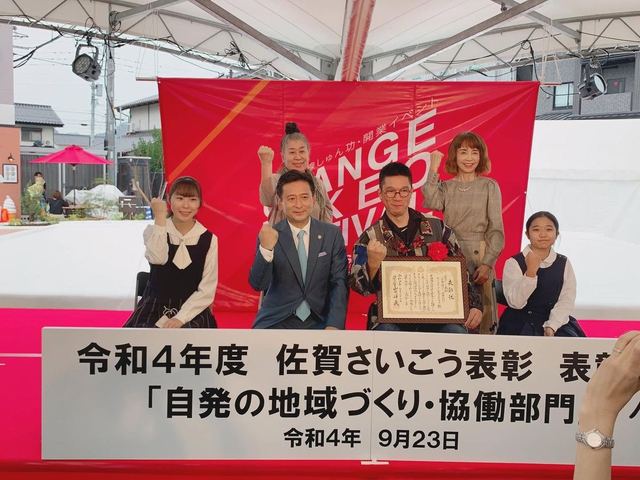 令和4年度 佐賀さいこう表彰の表彰式で表彰状を持つ栗原誠治さん