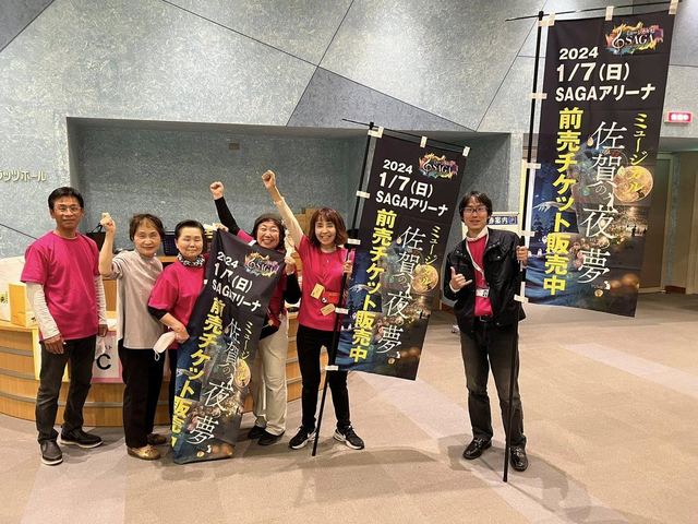 県民ミュージカルの広報活動に集まった大人たちの笑顔