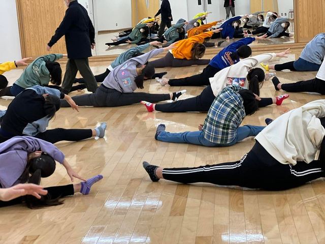 体をほぐすところから始める子どもたちのレッスン